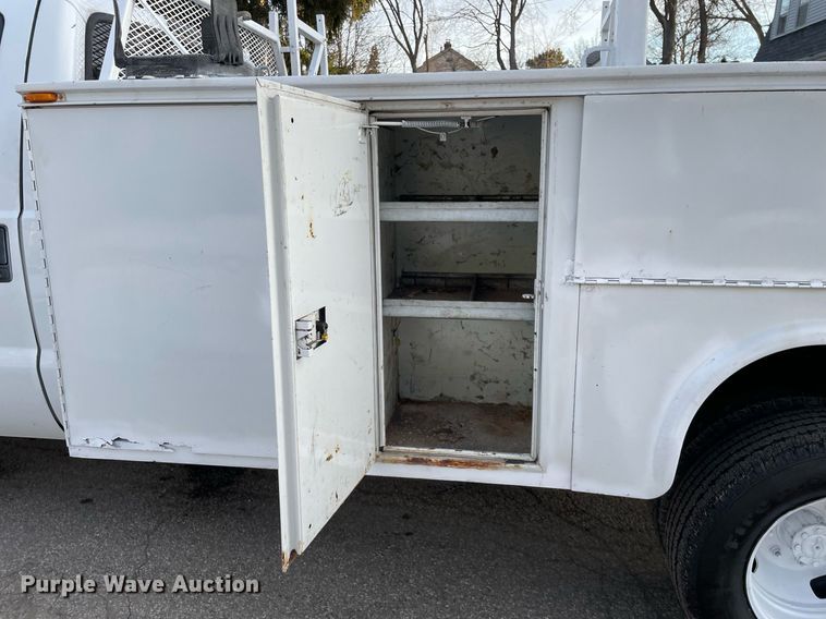 image for item MB9025 2007 Ford F350 Super Duty XL  utility bed pickup truck