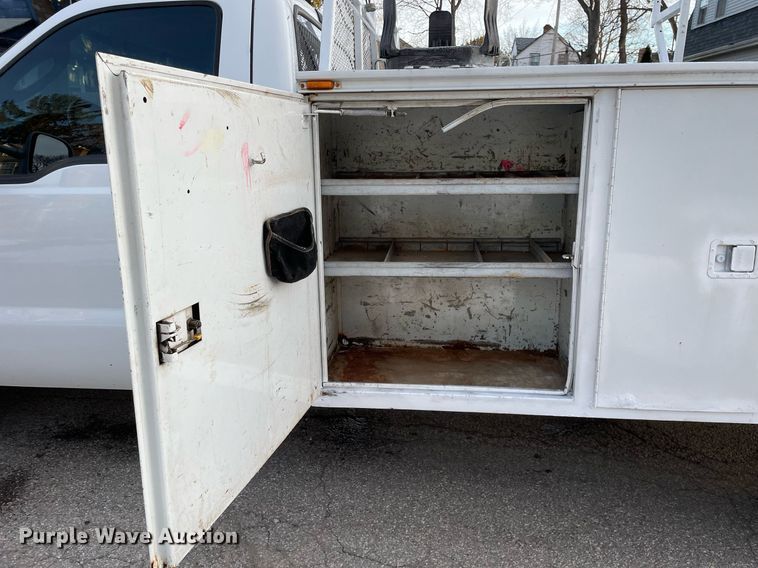 image for item MB9025 2007 Ford F350 Super Duty XL  utility bed pickup truck