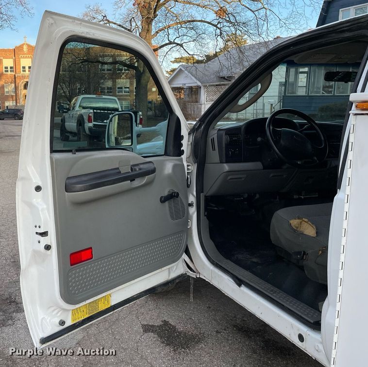 image for item MB9025 2007 Ford F350 Super Duty XL  utility bed pickup truck