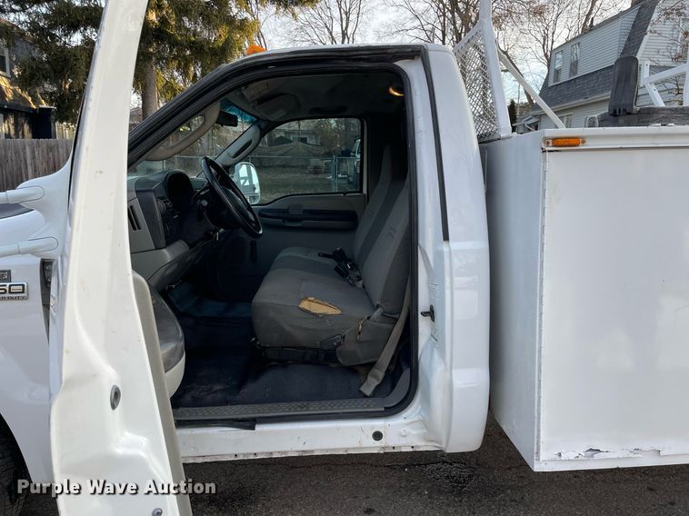 image for item MB9025 2007 Ford F350 Super Duty XL  utility bed pickup truck