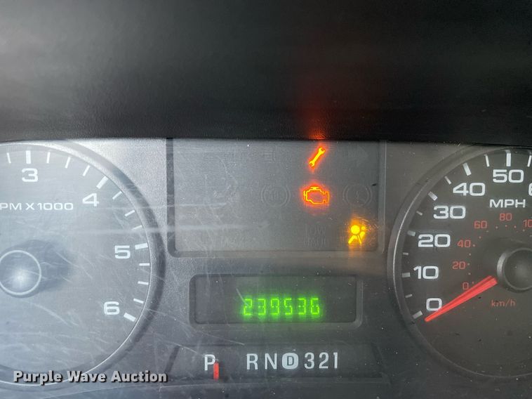 image for item MB9025 2007 Ford F350 Super Duty XL  utility bed pickup truck