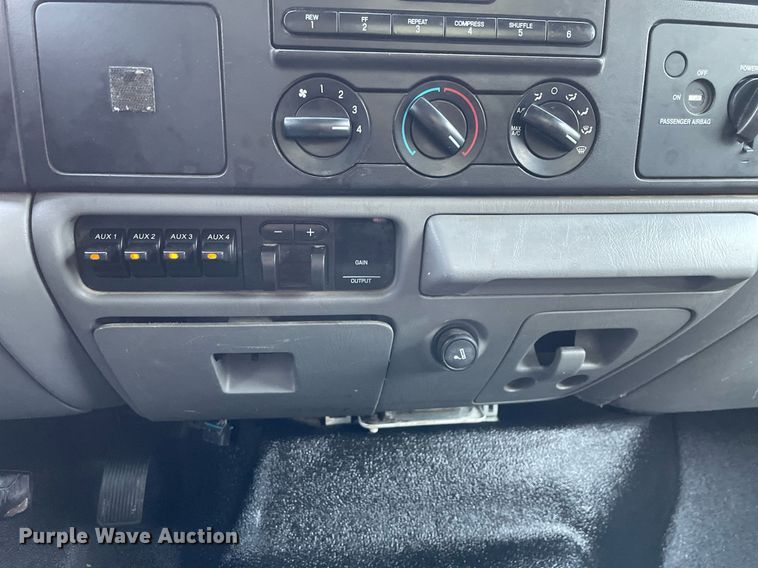 image for item MB9025 2007 Ford F350 Super Duty XL  utility bed pickup truck