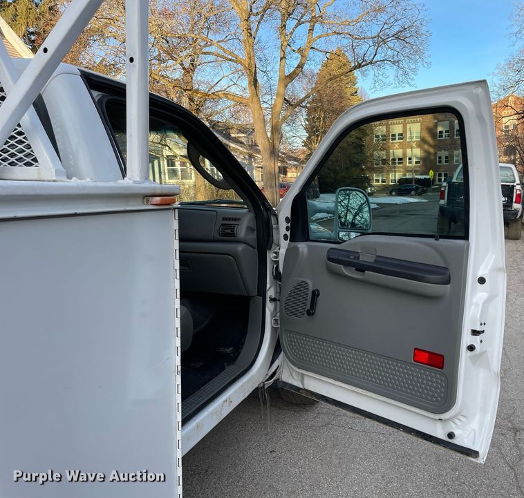 image for item MB9025 2007 Ford F350 Super Duty XL  utility bed pickup truck