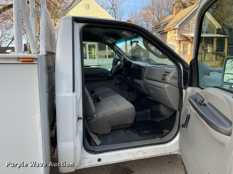 image for item MB9025 2007 Ford F350 Super Duty XL  utility bed pickup truck