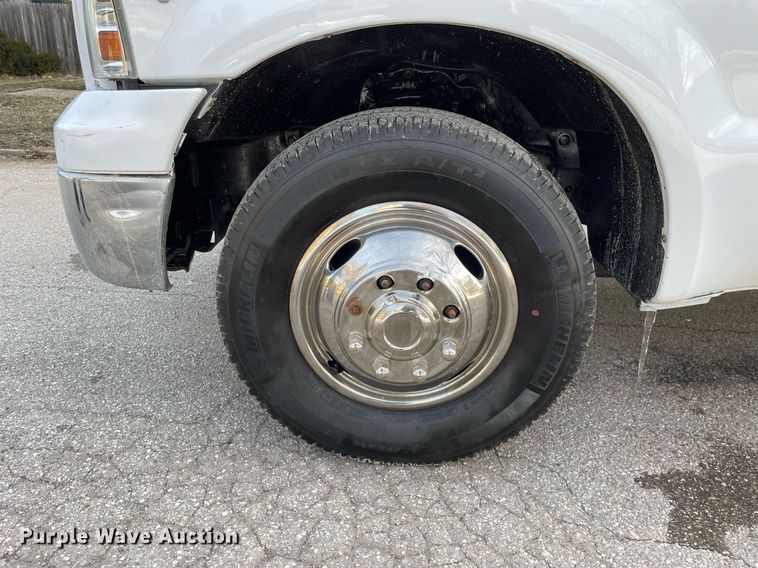 image for item MB9025 2007 Ford F350 Super Duty XL  utility bed pickup truck