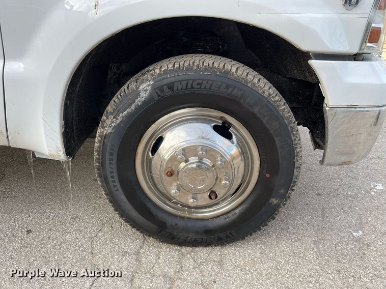 image for item MB9025 2007 Ford F350 Super Duty XL  utility bed pickup truck