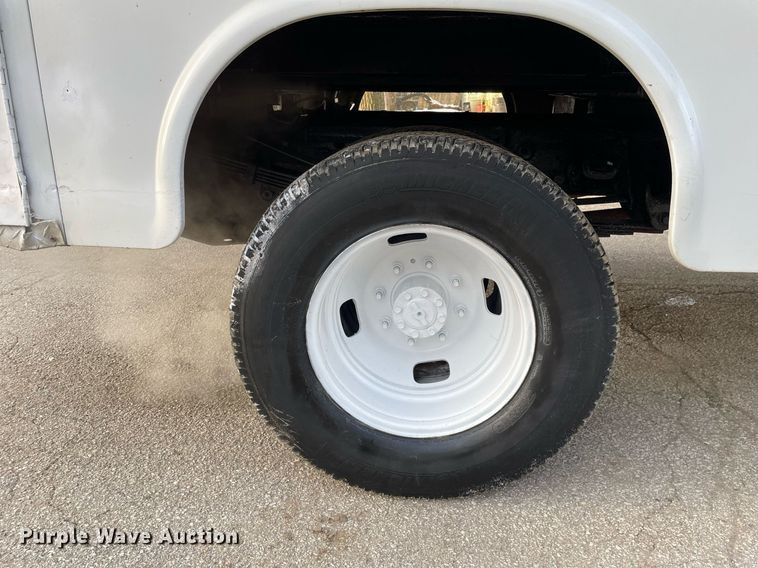 image for item MB9025 2007 Ford F350 Super Duty XL  utility bed pickup truck