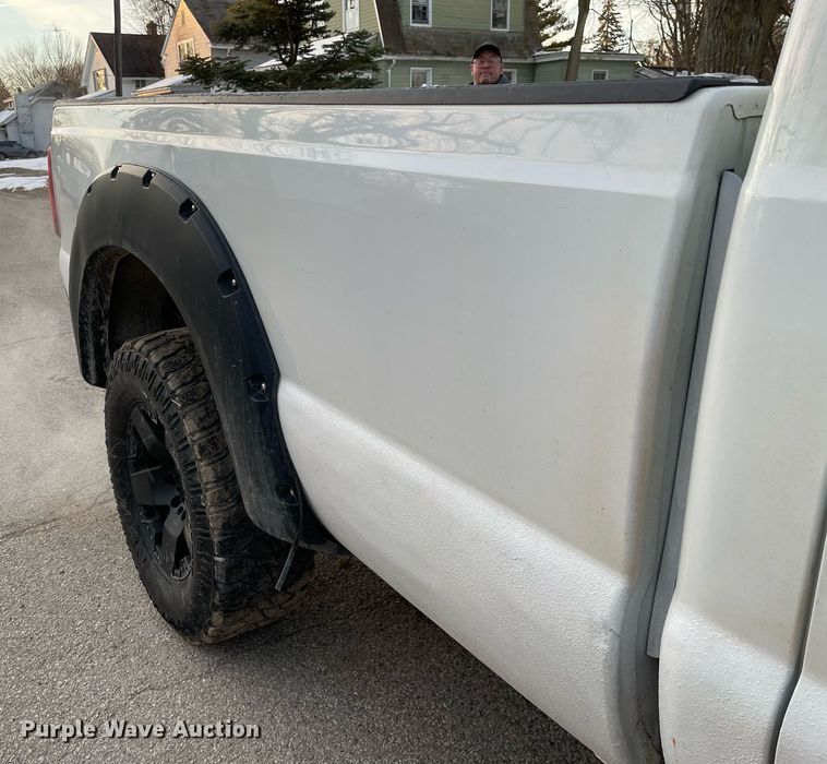 image for item MB9026 2011 Ford F350 Super Duty XL  Crew Cab pickup truck