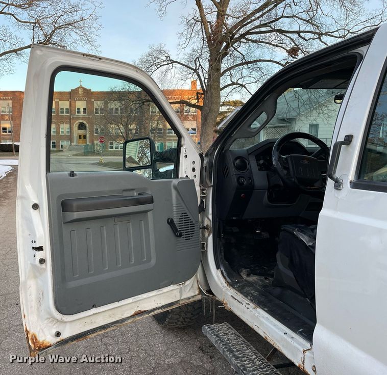 image for item MB9026 2011 Ford F350 Super Duty XL  Crew Cab pickup truck