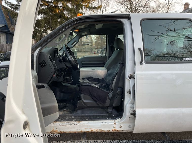 image for item MB9026 2011 Ford F350 Super Duty XL  Crew Cab pickup truck