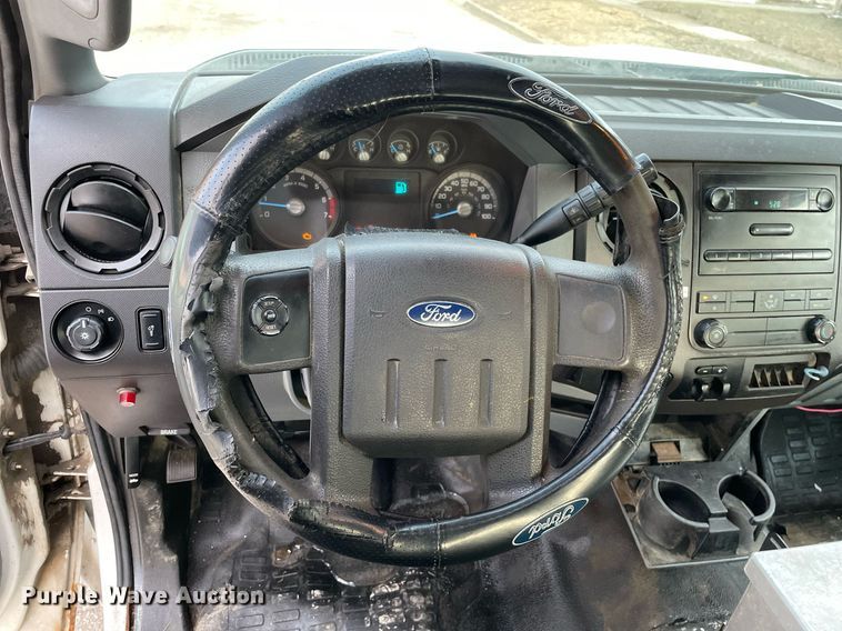 image for item MB9026 2011 Ford F350 Super Duty XL  Crew Cab pickup truck