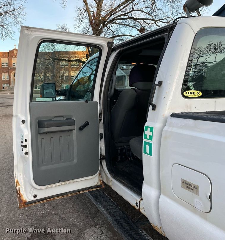 image for item MB9026 2011 Ford F350 Super Duty XL  Crew Cab pickup truck