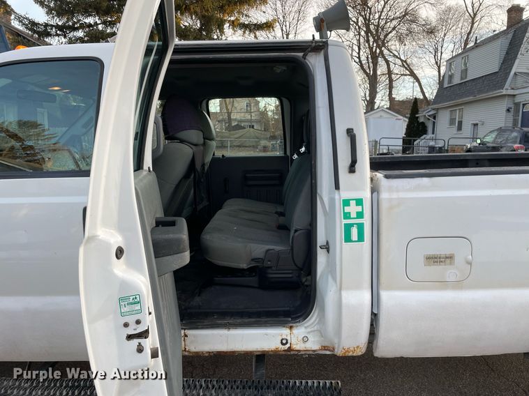 image for item MB9026 2011 Ford F350 Super Duty XL  Crew Cab pickup truck