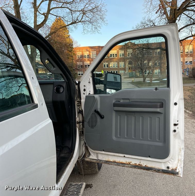 image for item MB9026 2011 Ford F350 Super Duty XL  Crew Cab pickup truck