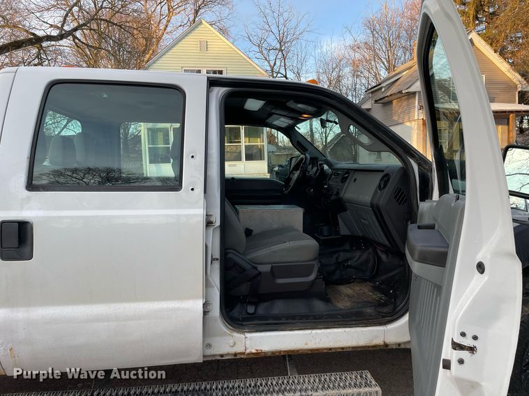 image for item MB9026 2011 Ford F350 Super Duty XL  Crew Cab pickup truck