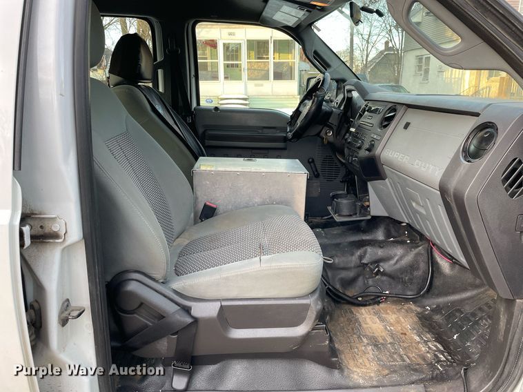 image for item MB9026 2011 Ford F350 Super Duty XL  Crew Cab pickup truck