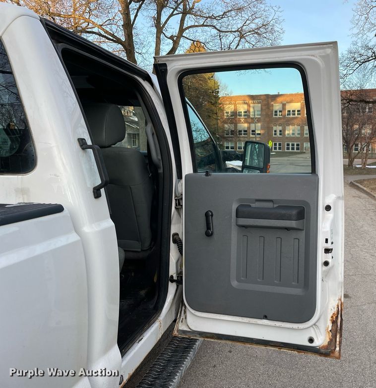 image for item MB9026 2011 Ford F350 Super Duty XL  Crew Cab pickup truck