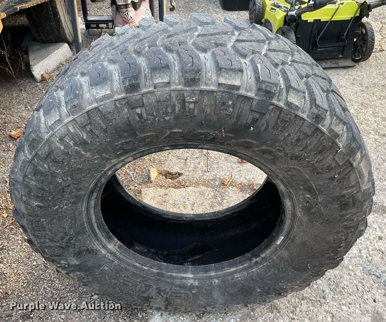 image for item MB9026 2011 Ford F350 Super Duty XL  Crew Cab pickup truck