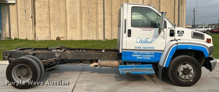image for item MF9966 2006 Chevrolet C5500  truck cab and chassis