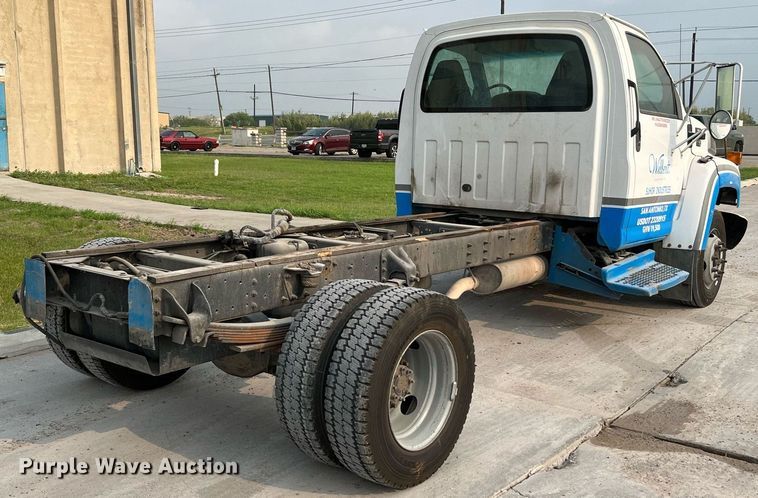 image for item MF9966 2006 Chevrolet C5500  truck cab and chassis