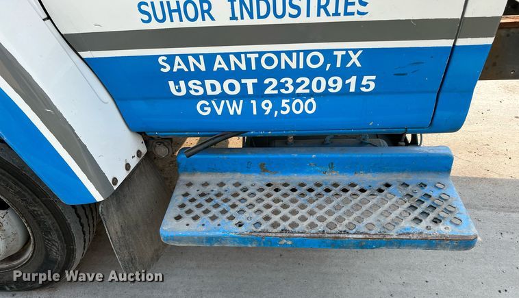 image for item MF9966 2006 Chevrolet C5500  truck cab and chassis