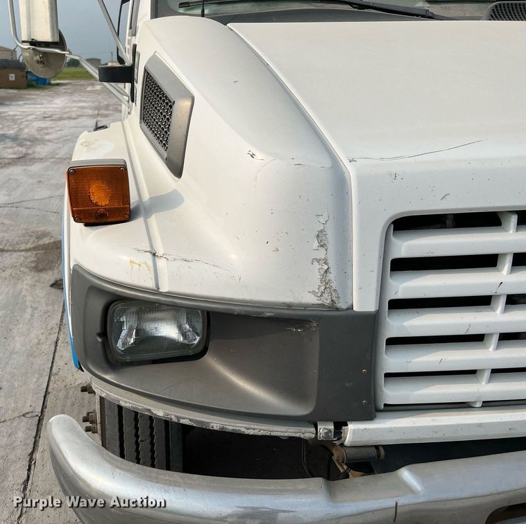 image for item MF9966 2006 Chevrolet C5500  truck cab and chassis