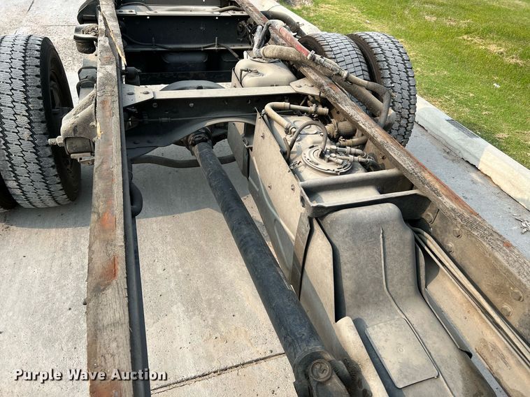 image for item MF9966 2006 Chevrolet C5500  truck cab and chassis