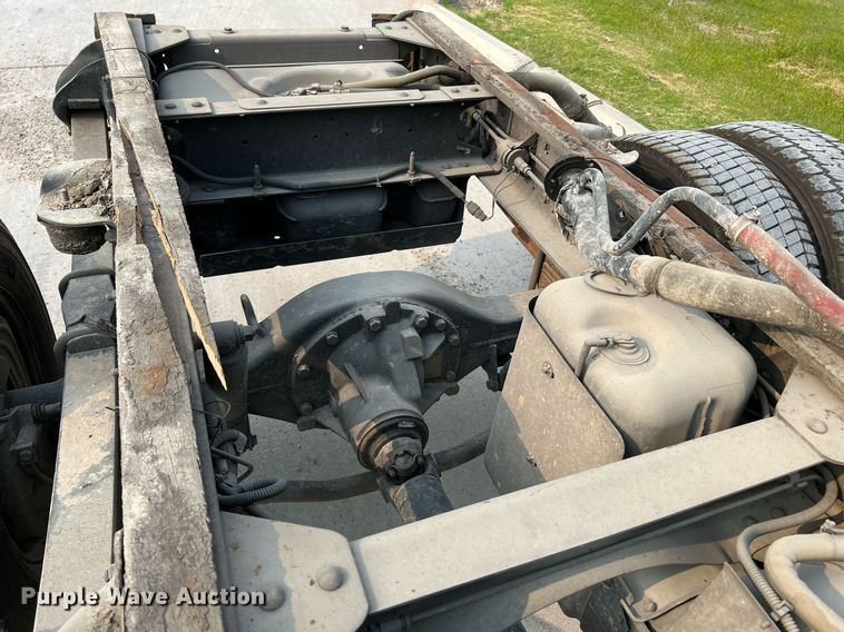 image for item MF9966 2006 Chevrolet C5500  truck cab and chassis