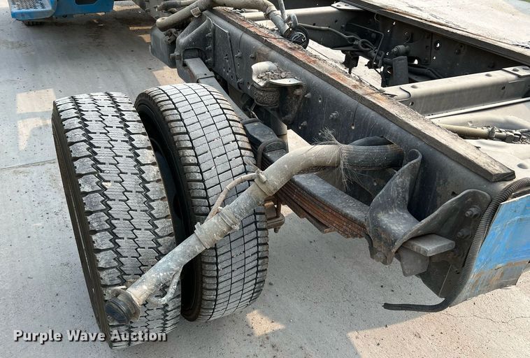 image for item MF9966 2006 Chevrolet C5500  truck cab and chassis