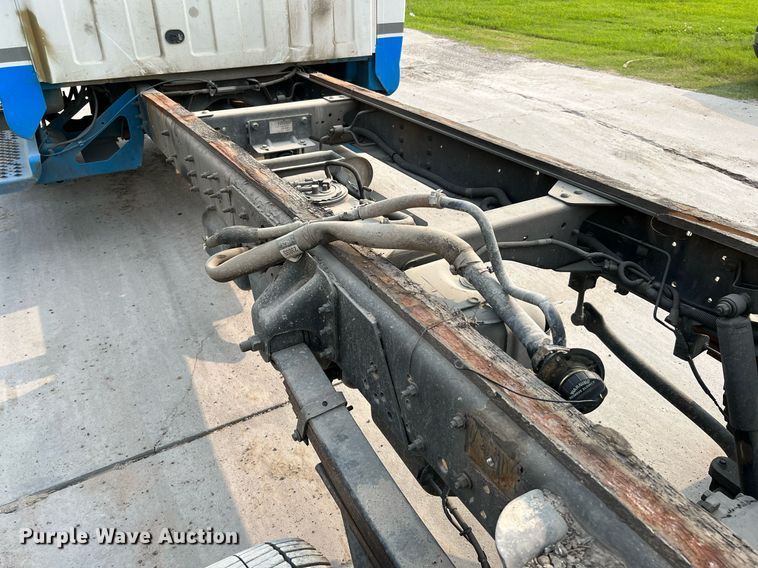 image for item MF9966 2006 Chevrolet C5500  truck cab and chassis