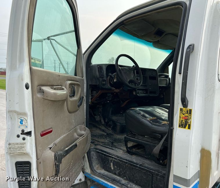 image for item MF9966 2006 Chevrolet C5500  truck cab and chassis