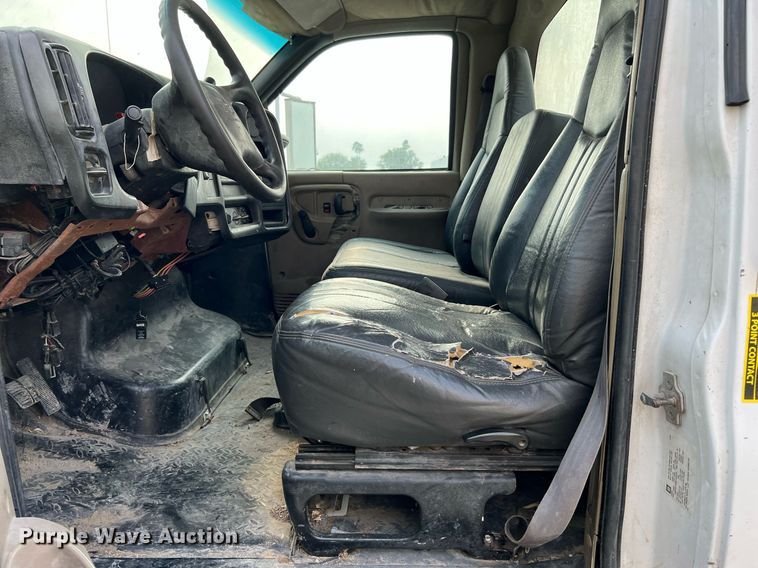 image for item MF9966 2006 Chevrolet C5500  truck cab and chassis