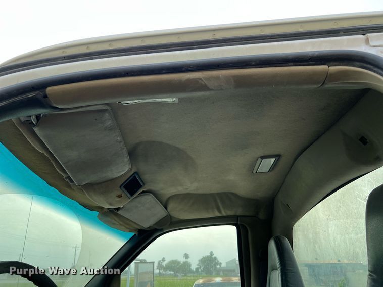 image for item MF9966 2006 Chevrolet C5500  truck cab and chassis