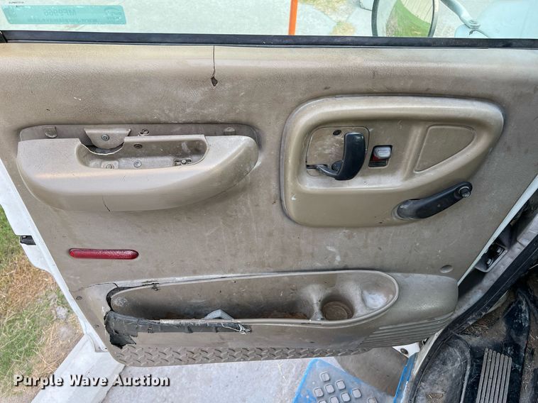 image for item MF9966 2006 Chevrolet C5500  truck cab and chassis