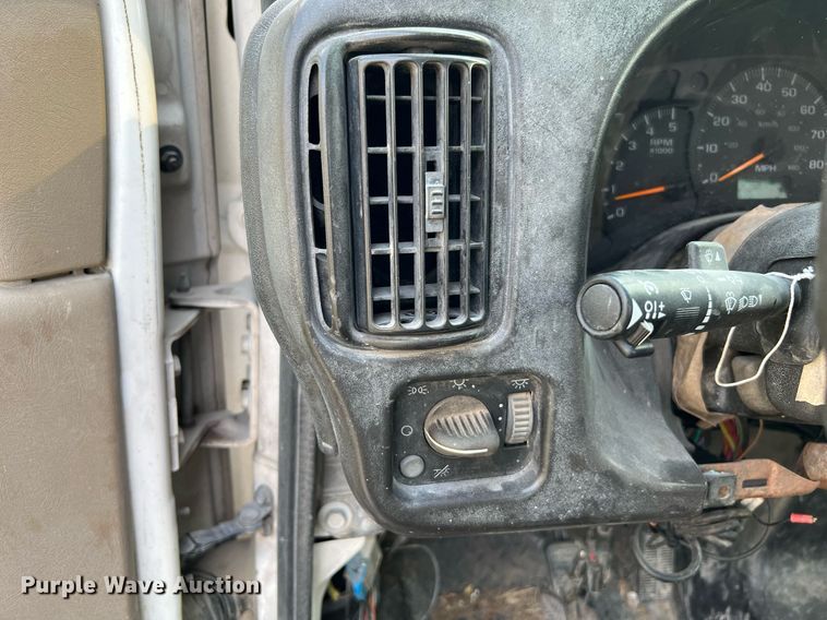 image for item MF9966 2006 Chevrolet C5500  truck cab and chassis