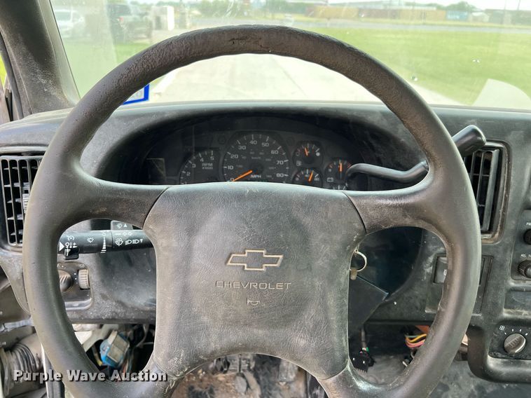 image for item MF9966 2006 Chevrolet C5500  truck cab and chassis