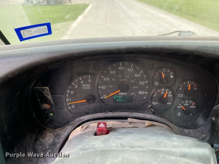 image for item MF9966 2006 Chevrolet C5500  truck cab and chassis