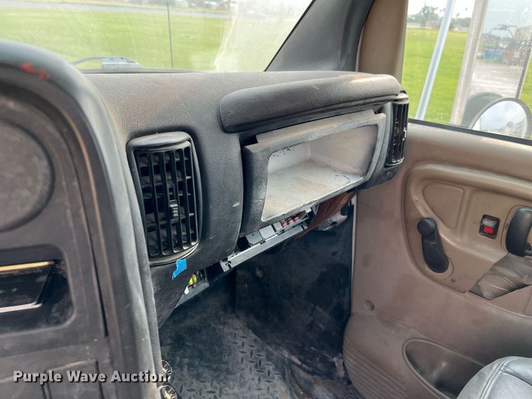 image for item MF9966 2006 Chevrolet C5500  truck cab and chassis