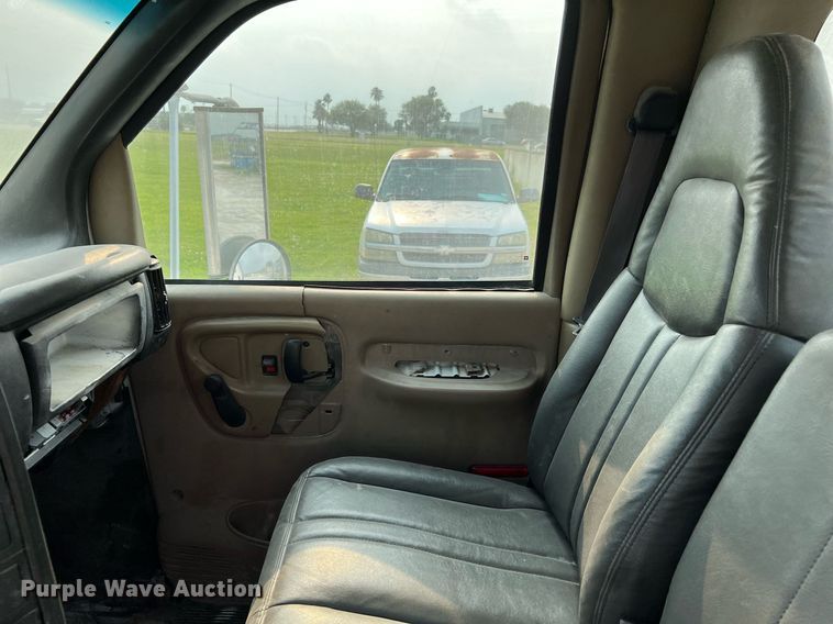 image for item MF9966 2006 Chevrolet C5500  truck cab and chassis