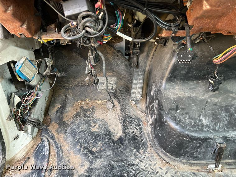 image for item MF9966 2006 Chevrolet C5500  truck cab and chassis