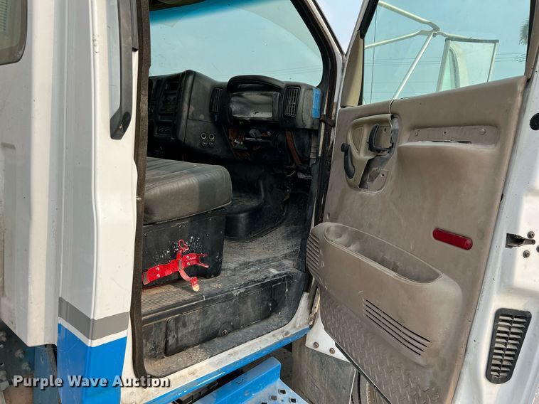 image for item MF9966 2006 Chevrolet C5500  truck cab and chassis