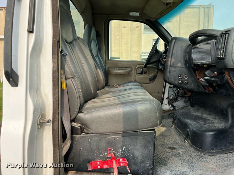 image for item MF9966 2006 Chevrolet C5500  truck cab and chassis