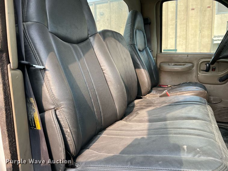 image for item MF9966 2006 Chevrolet C5500  truck cab and chassis