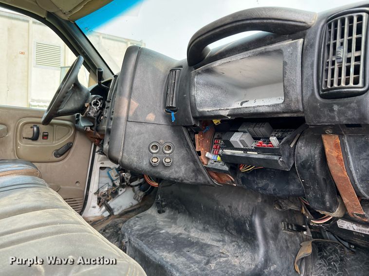 image for item MF9966 2006 Chevrolet C5500  truck cab and chassis