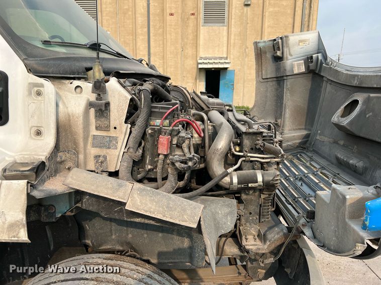 image for item MF9966 2006 Chevrolet C5500  truck cab and chassis