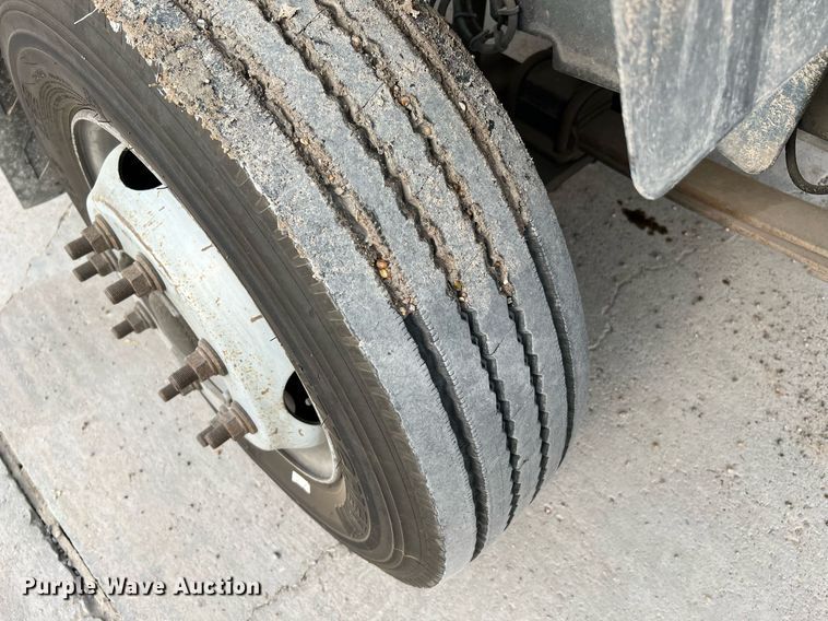 image for item MF9966 2006 Chevrolet C5500  truck cab and chassis