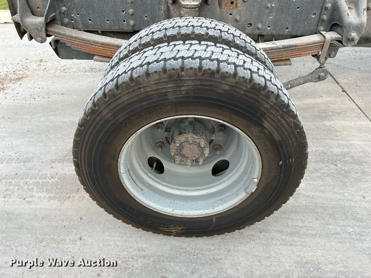 image for item MF9966 2006 Chevrolet C5500  truck cab and chassis