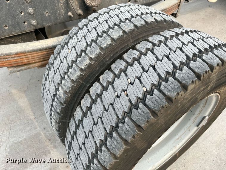 image for item MF9966 2006 Chevrolet C5500  truck cab and chassis