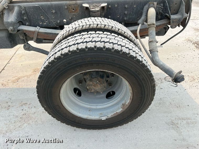 image for item MF9966 2006 Chevrolet C5500  truck cab and chassis