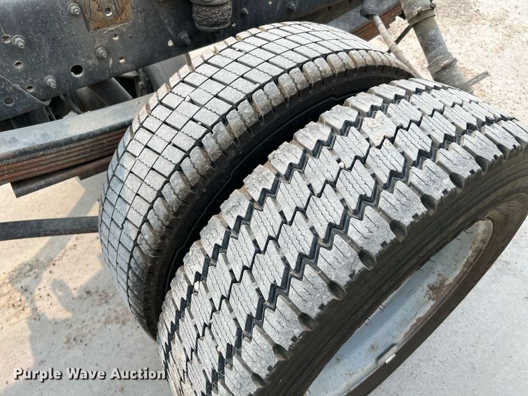 image for item MF9966 2006 Chevrolet C5500  truck cab and chassis